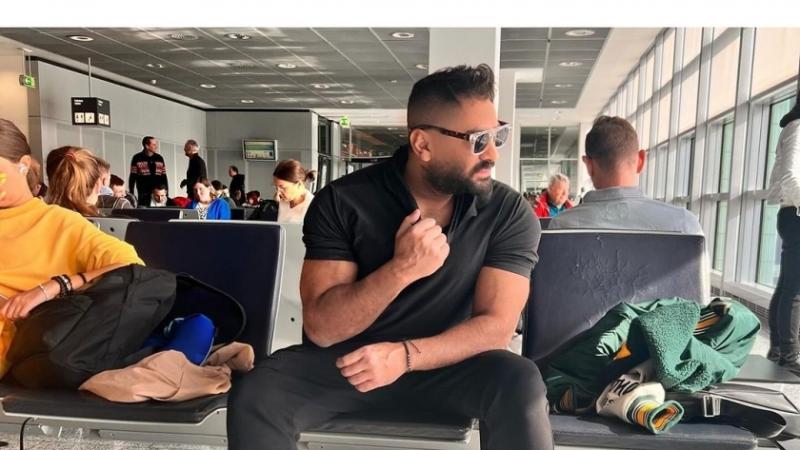 تامر حسني بالمطار