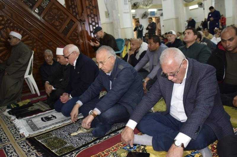 وزير الموارد المائية والري ومحافظ بورسعيد يؤديان صلاة  الجمعة بمسجد السلام بحي الشرق