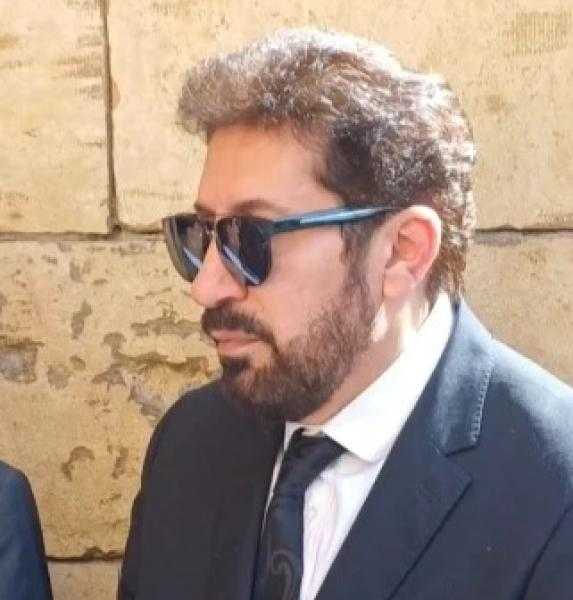 انهيار هاني رمزي في جنازة عمه