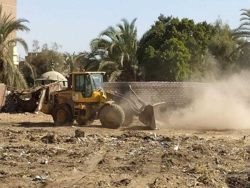 محافظ أسيوط: رفع 580 طن قمامة خلال حملات نظافة وتسوية وتمهيد طرق بـ 4 مراكز