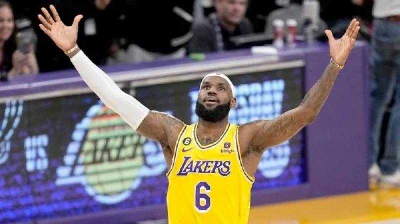 ليبرون جيمس يحقق رقمًا قياسيًا في دوري كرة السلة الأمريكي