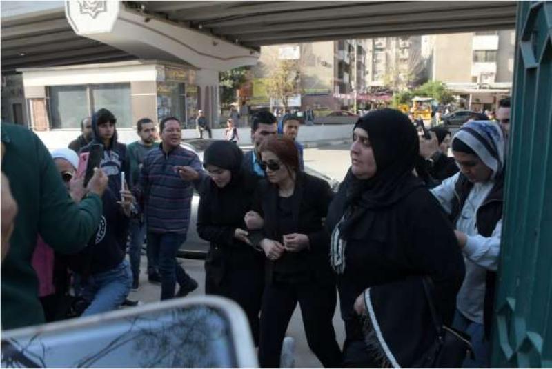 وصول أرملة حلمي بكر إلى جنازة زوجها بمسجد السلام