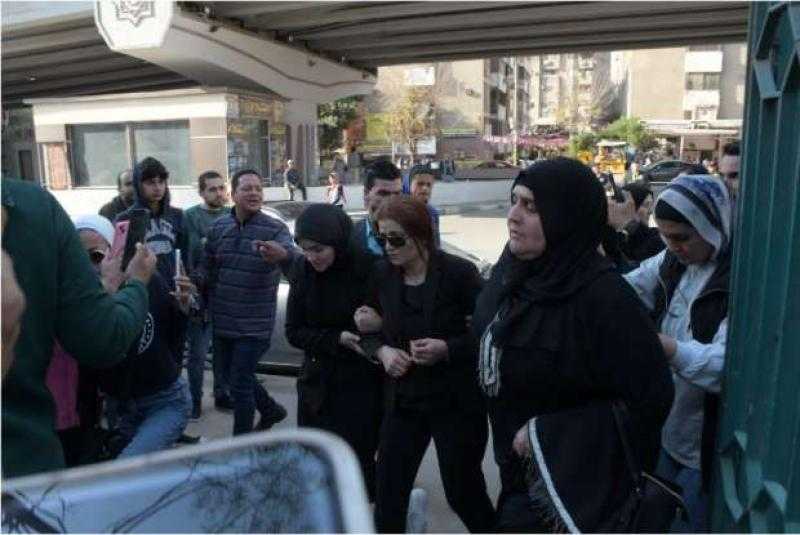 وصول أرملة حلمي بكر إلى جنازة زوجها بمسجد السلام