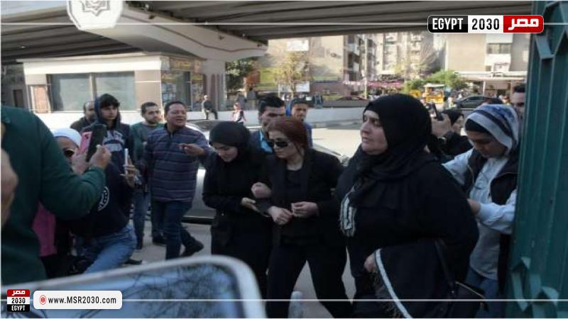 وصول أرملة حلمي بكر إلى جنازة زوجها بمسجد السلام