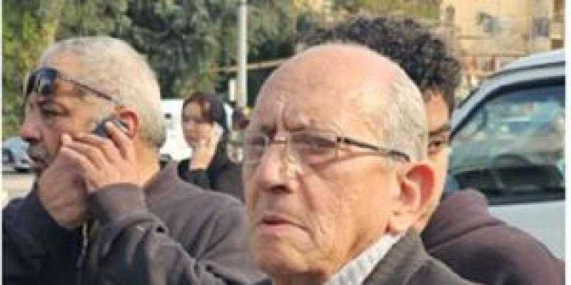 انهيار شقيق الراحل حلمي بكر في الجنازة: ”حتة من قلبي راحت”