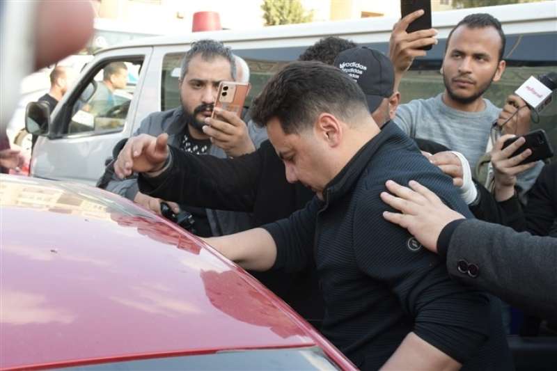 نجل حلمي بكر من جنازة والده
