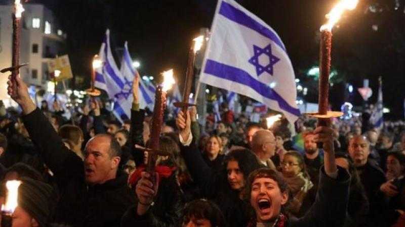 أهالي المحتجزين الإسرائيليين يتظاهرون بالكنيست للمطالبة بإطلاق سراح أبنائهم