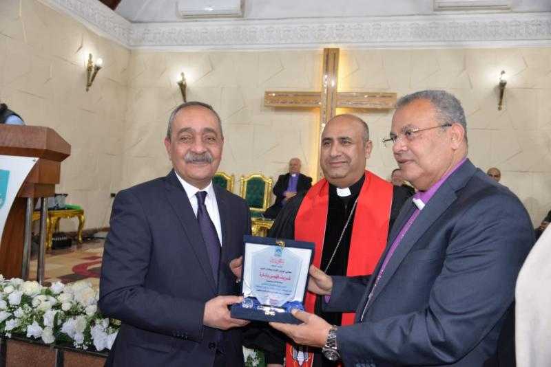 محافظ الإسماعيلية يشهد تنصيب راعيا لكنيسة القنطرة شرق الإنجيلية