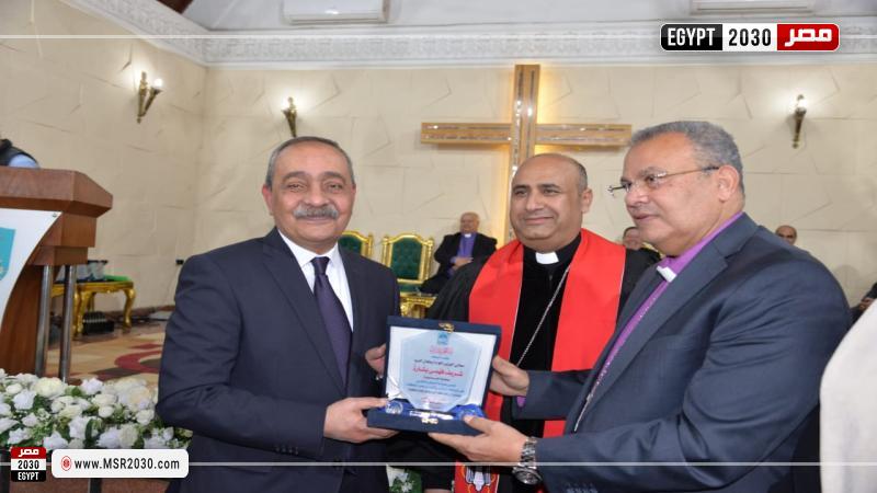 محافظ الإسماعيلية ورئيس الطائفة الإنجيلية بمصر