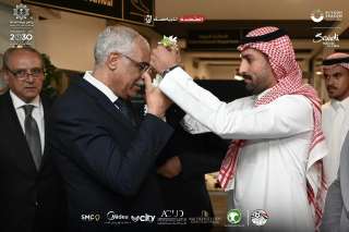 استقبال بعثة اتحاد الكرة في السعودية استعدادا لنهائي كأس مصر  بالورود