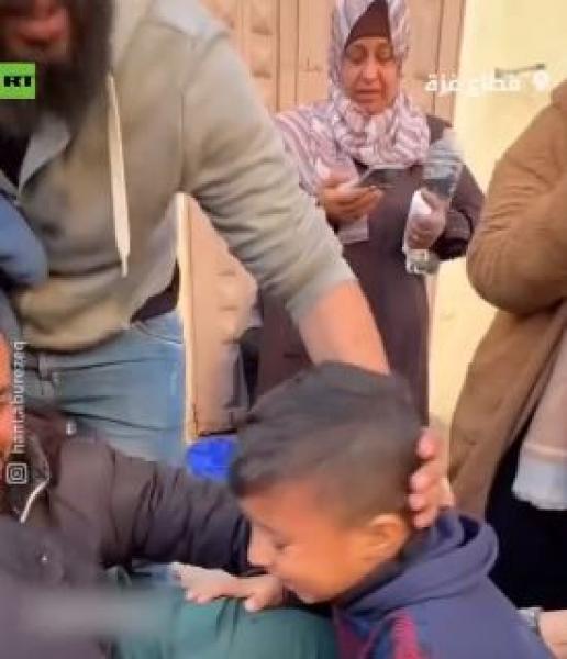 ”أمانة يمّا خلاص”.. مشهد مؤثر لطفل فلسطيني يواسي أمه بعد مقتل أخيه الأكبر في غزة- فيديو