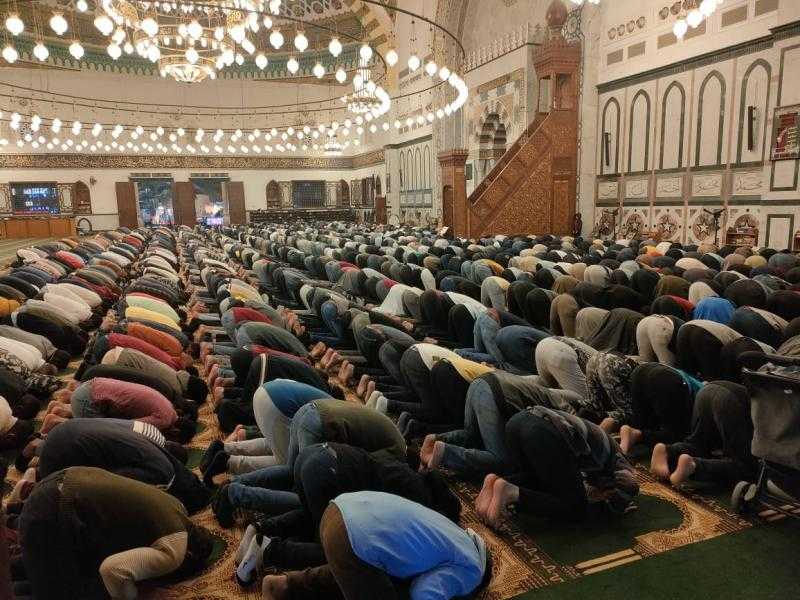 حكم صلاة المرأة التراويح من بيتها خلف إمام المسجد عن طريق مكبرات الصوت