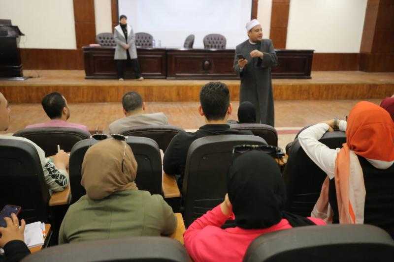 علماء الأزهر للفتوى يحاضرون شباب الجامعات بشرم الشيخ «صور»