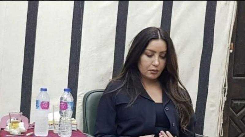 لطيفة تنهار من البكاء أثناء تسجيل أغنية لوالدتها بعد وفاتها