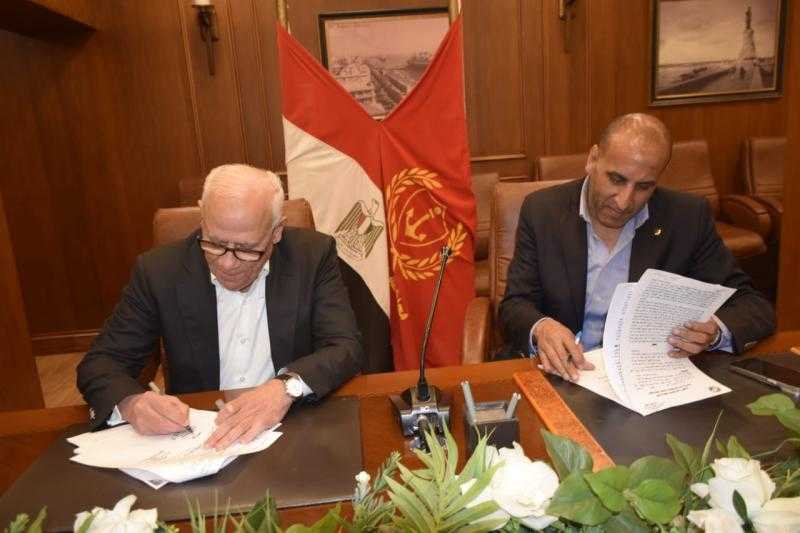 محافظ بورسعيد يوقع بروتوكول حق انتفاع قرية الفيروز مع أحد المستثمرين
