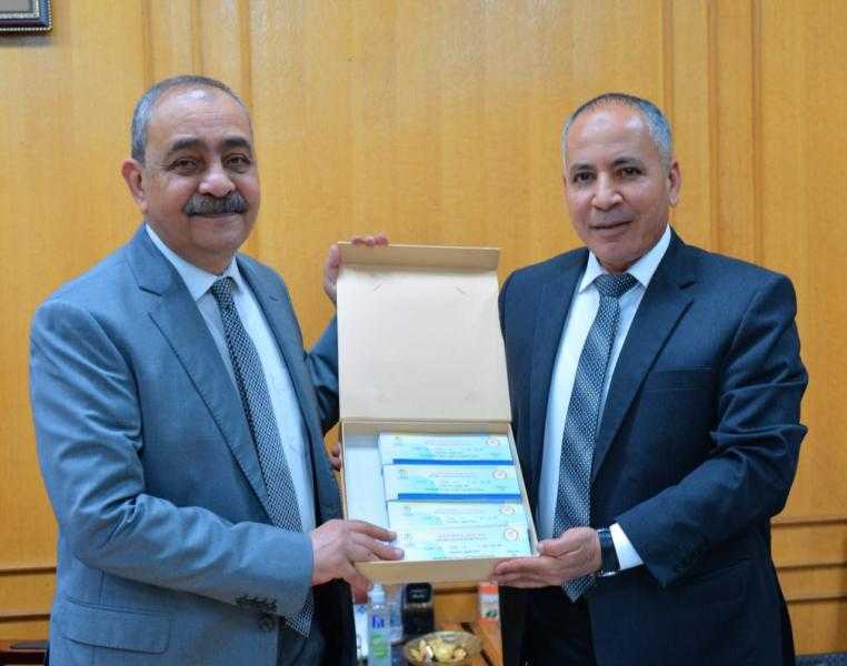 محافظ الإسماعيلية يشهد تسليم كوبونات مواد غذائية بـ 250 ألف جنيه مقدمة من البنك الزراعيّ