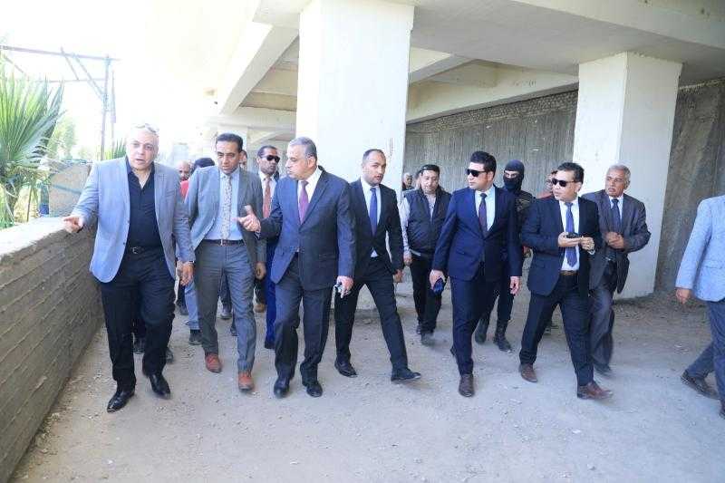 محافظ سوهاج يتفقد محلات أسفل الكورنيش الغربي