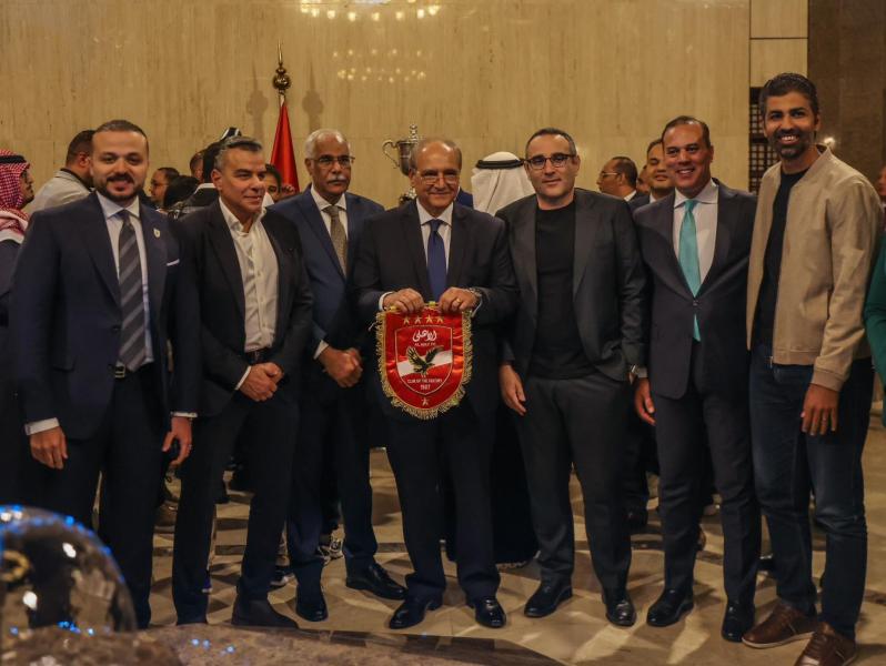 بعثة الأهلي تلبي دعوة السفير المصري بالسعودية.. والدماطي يهديه درع وعلم النادي