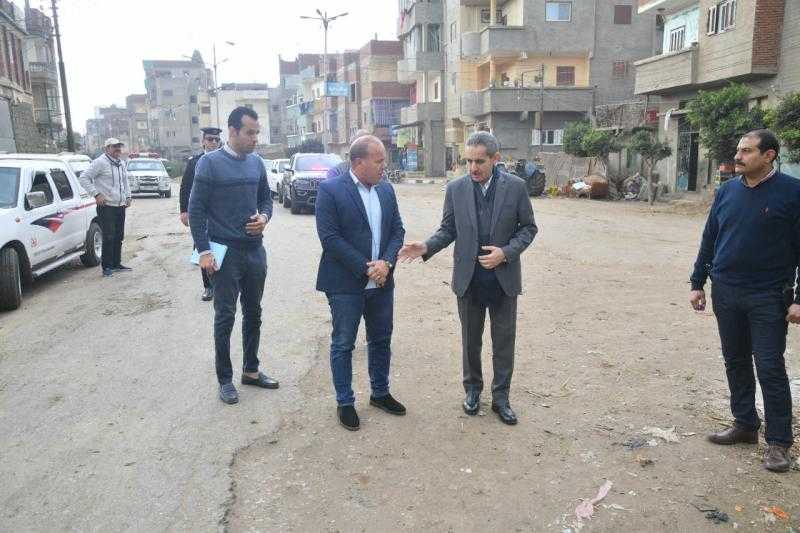 محافظ الغربية يتفقد مشروعات الرصف والتطوير بمركز ومدينة بسيون