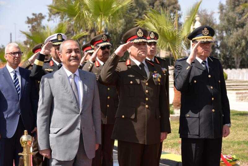 محافظ الإسماعيلية يضع إكليلًا من الزهور على النصب التذكاريِّ لشهداء الجيش الثاني الميداني