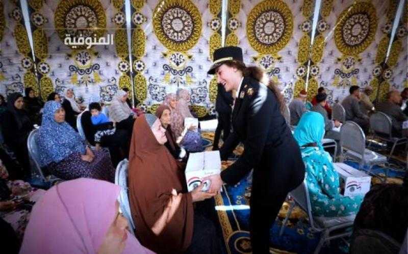 الداخلية تشارك المواطنين فرحة شهر رمضان بتوزيع عبوات غذائية مجانا
