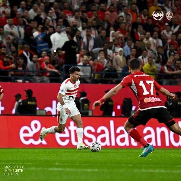فيديو | أحمد زيزو يغادر مباراة الأهلي والزمالك مصابًا