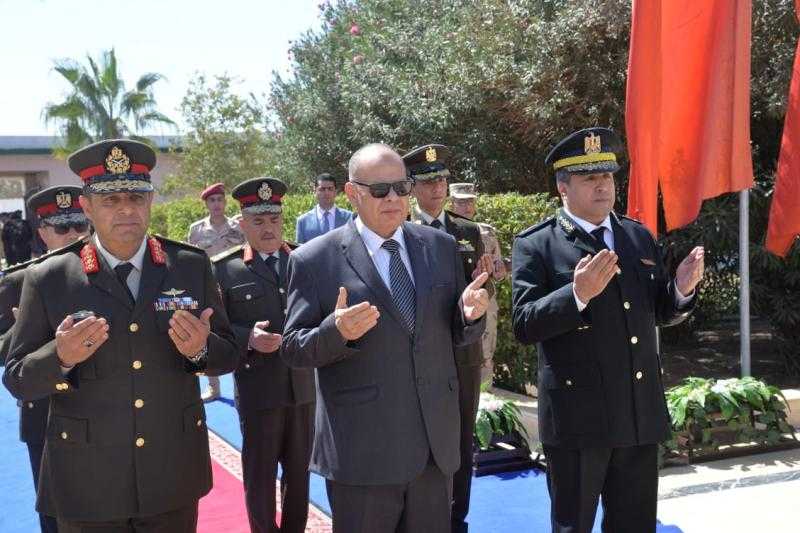 محافظ أسيوط وقائد المنطقة الجنوبية العسكرية يضعان إكليلا من الزهور على النصب التذكاري للشهداء