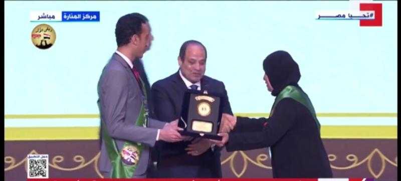 الرئيس السيسي يُكرم أسر الشهداء خلال فعاليات الندوة التثقيفية للقوات المسلحة