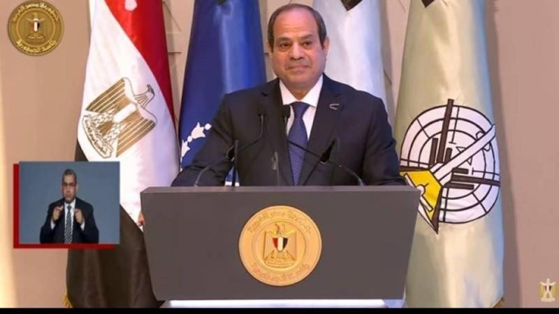 بالفيديو.. السيسي يرد على تعويم الجنيه أمام الدولار: «أنا مش هشيل الشيلة لوحدي»