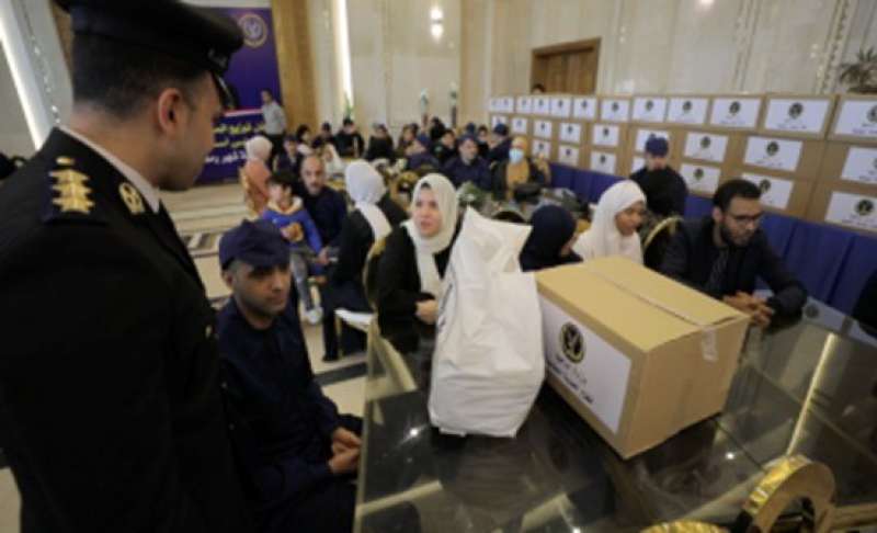 الداخلية تحتفى بالسجناء وتوزع مساعدات على أسرهم