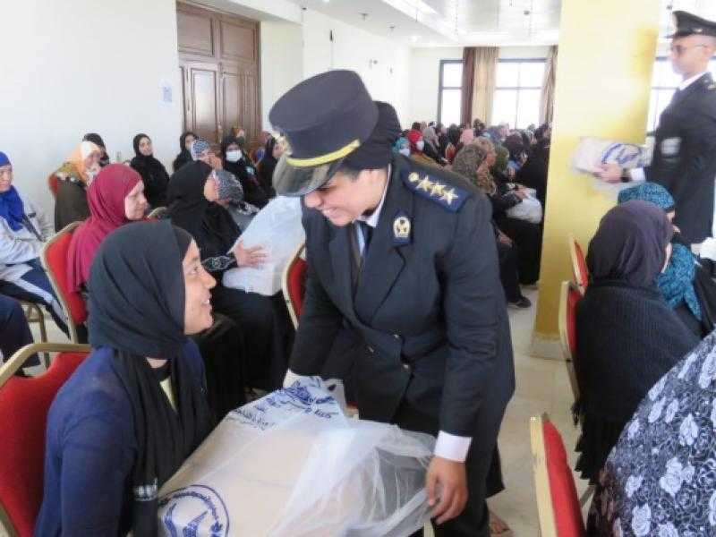 الداخلية تشارك المرأة الاحتفال بيومها العالمي بتوزيع عبوات غذائية (صور)