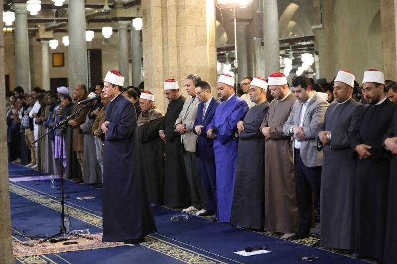 وسط إقبال كبير.. الجامع الأزهر يقيم التراويح الأولى لرمضان