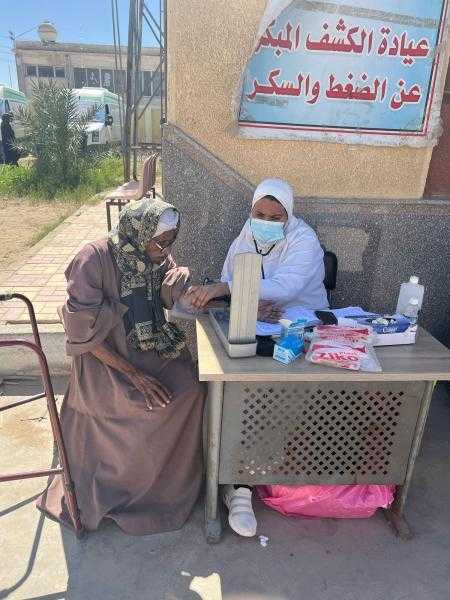 محافظ الإسماعيلية يتابع القافلة الطبية بوحدة طوسون ضمن مبادرة حياة كريمة