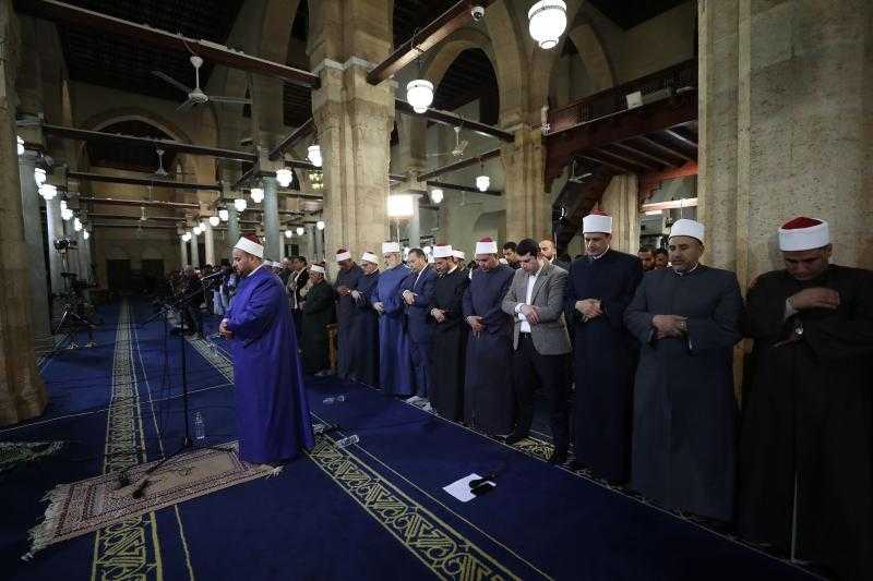برواية حفص.. الجامع الأزهر يؤدي العشاء والتراويح بحضور آلاف المصلين