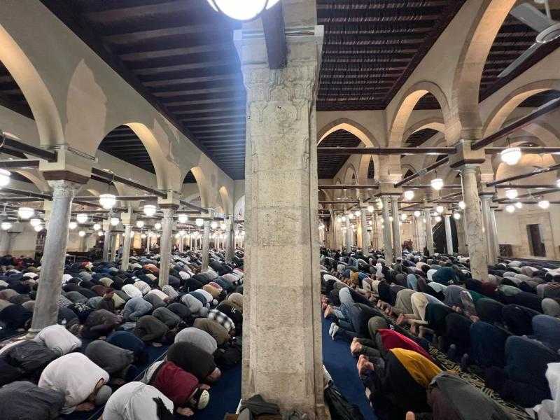 بث مباشر.. الجامع الأزهر يؤدي العشاء والتراويح بحضور آلاف المصلين