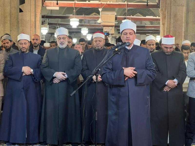 آلاف المصلين يؤدون العشاء والتراويح في الجامع الأزهر