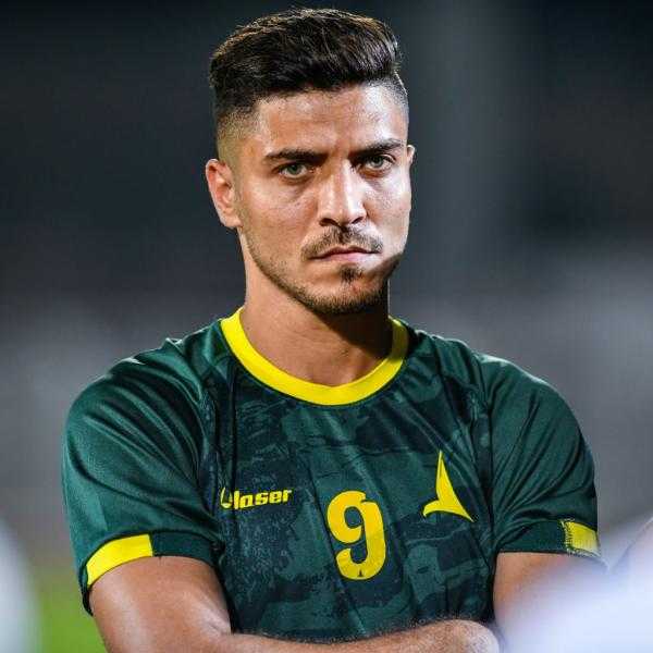 محمد شريف على دكة بدلاء الخليج أمام الأخدود في مباراة الدوري السعودي