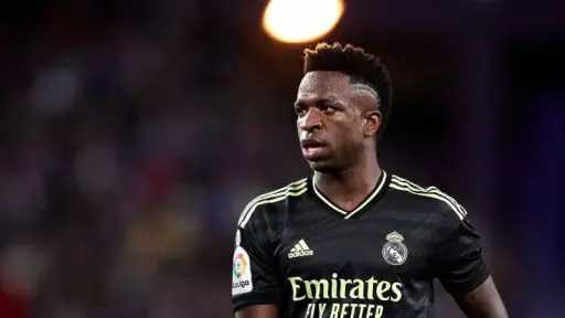 مشجع إشبيلية يواجه السجن بسبب العنصرية ضد فينيسيوس... مشجع إشبيلية يواجه السجن بسبب العنصرية ضد فينيسيوس جونيور