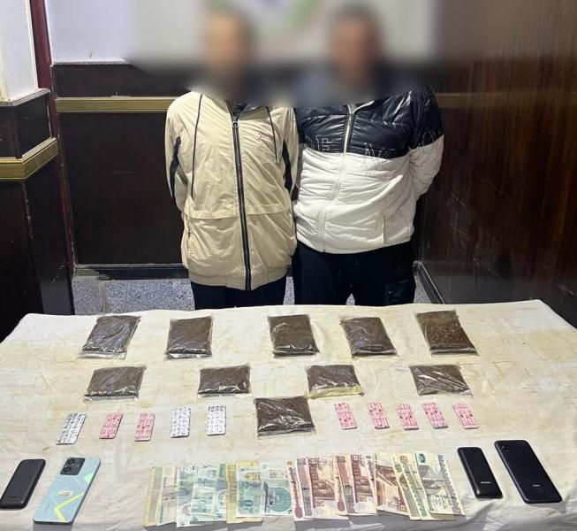 ضبط عاطلين بحوزتهم حشيش وسلاح نارى 