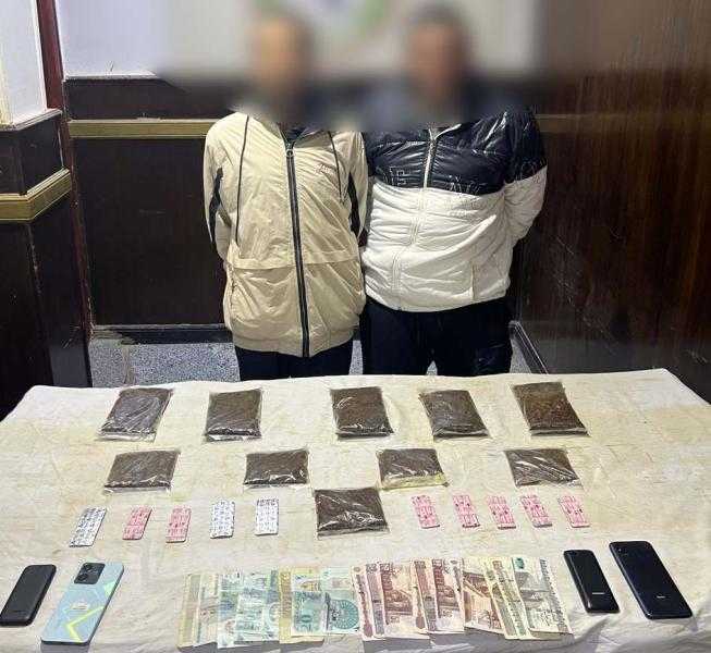 ضبط 5 عاطلين بحوزتهم حشيش و15 قطعة سلاح نارى l صور
