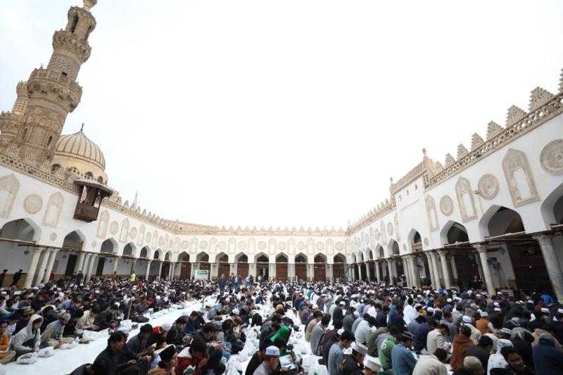 لليوم السادس على التوالي.. الجامع الأزهر يواصل تنظيمه للإفطار الجماعي للطلاب الوافدين