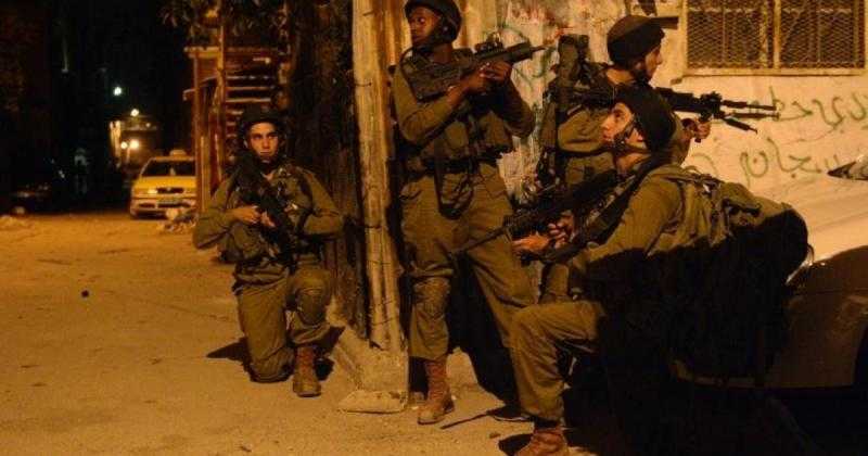 جيش الاحتلال يقتحم منزل منفذ بـ عمليات إطلاق النار بالخليل