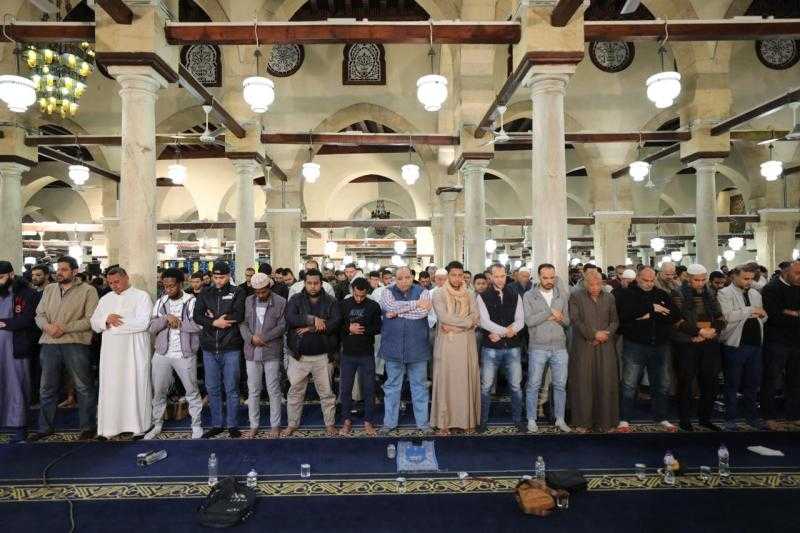 تغشاهم الرحمة وتملؤهم السكينة.. آلاف المصلين يؤدون التراويح بالجامع الأزهر