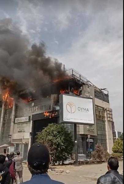 8 سيارات إطفاء للسيطرة على حريق مجمع البنوك بالتجمع الخامس