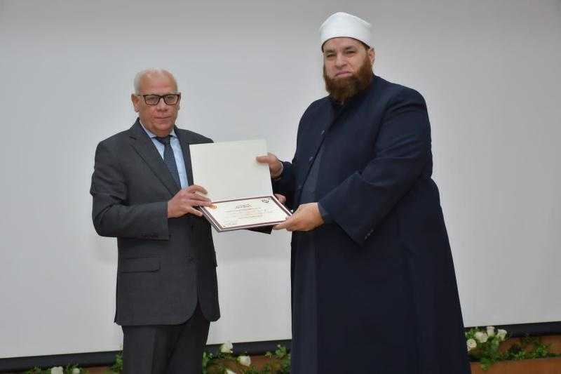محافظ بورسعيد يلتقي أئمة المساجد ويكرم عددا من النماذج المتميزة