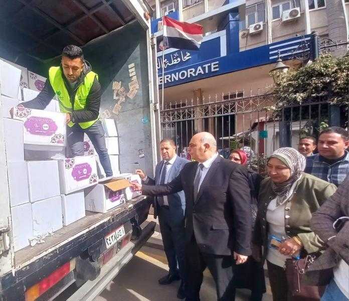 شوقي يتفقد قافلة المواد الغذائية المقدمة من مؤسسة صناع الخير بالبحيرة