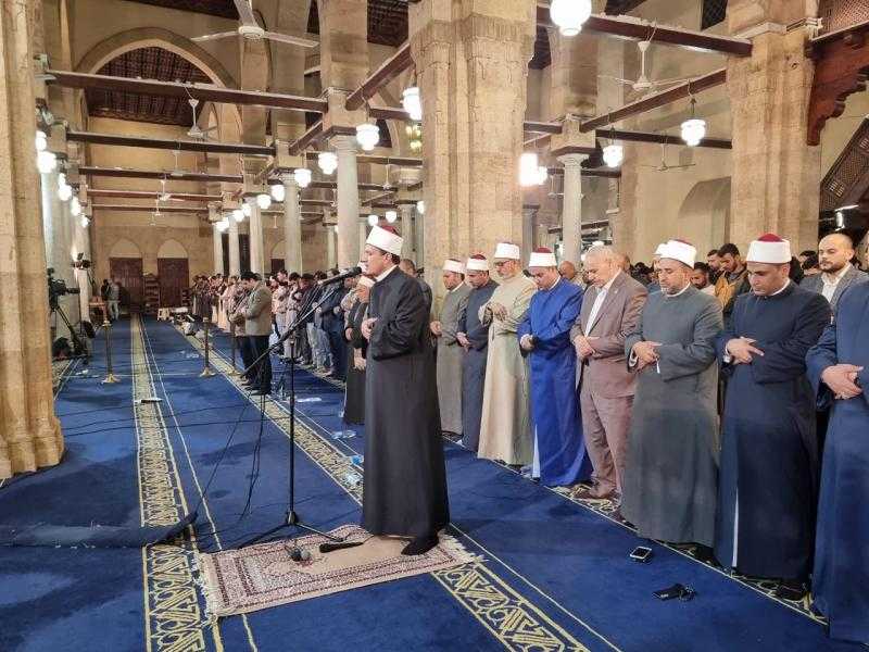 آلاف المصلين من كل قارات العالم يؤدون صلاة التراويح بالجامع الأزهر