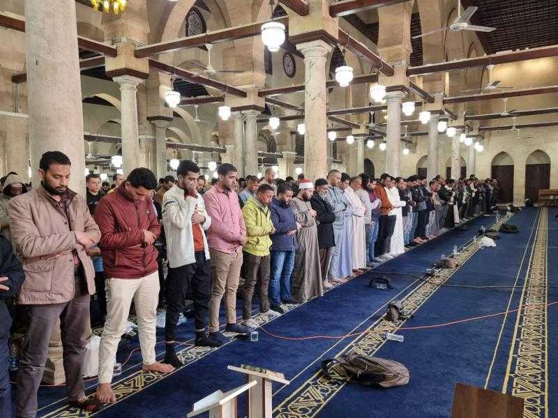 يبتغون فضلًا من الله.. الجامع الأزهر ممتلئ بآلاف المصلين في الليلة العاشرة من رمضان