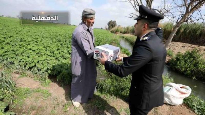  الداخلية  توزع عبوات غذائية على الأسر