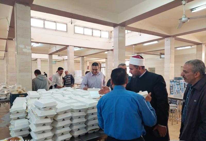 شاهد .. تجهيز وجبات الإفطار الجماعي للطلاب الوافدين بحضور مدير عام الجامع الأزهر